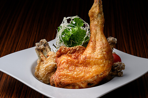 【大迫力の名物料理】当店の看板メニュー「キンから-Kinkara-」は、厳選鶏もも肉を豪快に素揚げした逸品♪の写真