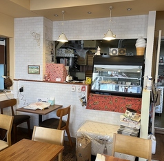 広めのテーブルとゆったり椅子