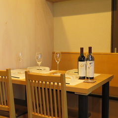 テーブル席は、最大4名様までのグループに最適な配置で、プライベート感を大切にした落ち着いた雰囲気が魅力です。広々としたテーブルで、会話を楽しむことができ、特別な宴会や家族の集まりにもぴったりです。心地よい時間を過ごせる空間で、こだわりの鮨を心ゆくまでお楽しみいただけます。