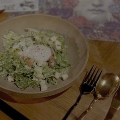 トロトロ温玉と燻製ベーコンのシーザーサラダ