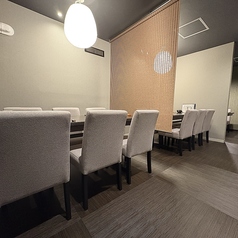 【半個室】6名様用の半個室と12名様まで対応可能な半個室をご用意しております。周囲を気にせずにプライベート感を大切にした設計となっており、友人や家族との時間を過ごすのに最適です。落ち着いた雰囲気の中で、心ゆくまでお料理を楽しむことができます。特別な日のお祝いにもぜひ、ご利用ください。