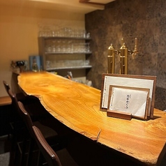 バーカウンターを併設した特別なカウンター席が5席です。こちらはまさに隠れ家のような空間で、お食事の最初から食後のカクテルまで、誰にも邪魔されないプライベートな時間を心ゆくまでお過ごしいただけます♪