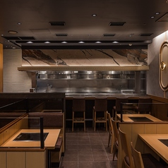 3名様までご案内可能のカウンター席。お一人様のご利用もお気軽に♪もちろんご友人やパートナーとのお食事にも◎！目の前の鉄板で熟練のスタッフが焼き上げるパフォーマンスもお楽しみいただける人気のお席です。