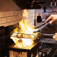 迫力満点な調理を前にお食事できるのはカウンター特権★