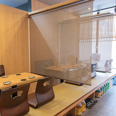 4名様の掘りごたつの席が3卓ございます。隣の席との間に間仕切りがございます。