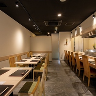 白木で統一された清潔感のある空間の店内。