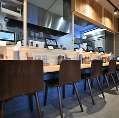 店内にはお一人様でも気軽にご利用いただけるカウンター席を7席ご用意しております。清潔感にあふれた落ち着いた雰囲気の中で、周りを気にせずゆったりとラーメンをご堪能いただけます。お仕事帰りのサク飯や気軽なランチタイムなど、様々なプライベートシーンに合わせて快適にお過ごしいただけます。