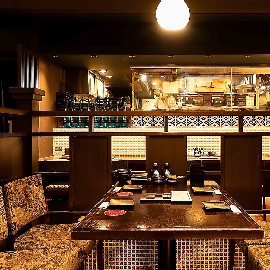 友達同士や同僚との飲み会にぴったりなソファ、テーブル席ご用意しております★