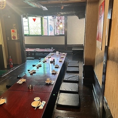 和の雰囲気漂う座敷で、夕方5時から朝8時まで楽しめる飲み放題専門店です。友人や同僚と一緒に、心ゆくまでお酒を堪能できます。さらに、深夜24時からは2階と3階でカラオケが歌い放題！お気に入りの曲を思い切り歌って、素敵な夜を満喫してください。特別な時間を演出する、くつろぎの空間がここにあります。