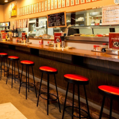 ネタの並ぶカウンター席はグツグツ揚がる串揚げの香りが漂う…全8席のお席となっております。