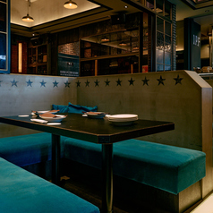 【ボックス席】4名様~7名様向け、カラフルなブルーのソファー席、アメリカンインテリアが飾るお洒落な空間。ゆったりくつろげるので、女性に人気です。