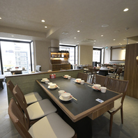 街の景色を望む上質フロア。最大112名様の貸切にも対応