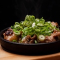 料理メニュー写真&nbsp;灼熱で踊る　親鶏の炭火焼