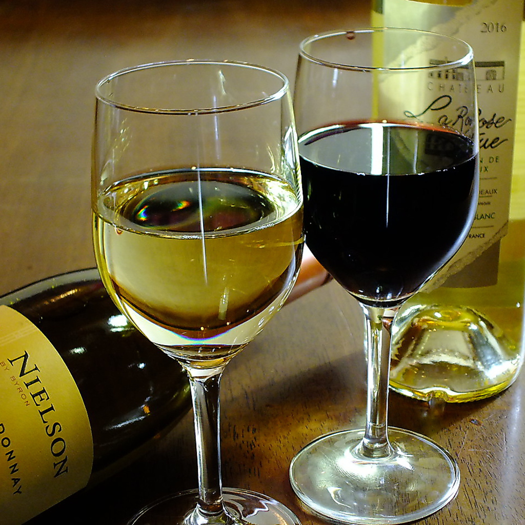 ワインも各種取り揃えております!美味しい料理にお酒で愉しいひとときを…