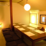 ゆったりと寛げる…和モダンの完全個室は8名まで利用できます。宴会予約受付中です！