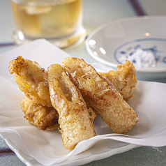 注文が入ってから揚げ始めます♪サクサク食感がたまらない「天ぷら とり天 ちくわ天盛り」 500円(税込)の写真