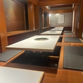 温かみのある木目調が特徴の空間で、ごゆっくりとお過ごしください♪お席は足を伸ばして寛げる掘りごたつ仕様となっております◎複数のテーブルが並んでおり、ご宴会やグループでのご利用にも対応可能！テーブル中央のロースターでお食事をご堪能ください。