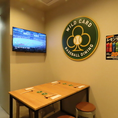 店内入ってすぐのテレビ前 最大4名テーブル