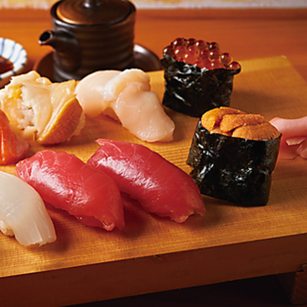 自慢の寿司を盛り合わせで。ネタはスタッフにお尋ね下さい！