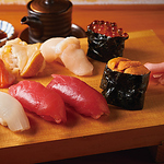 自慢の寿司を盛り合わせで。ネタはスタッフにお尋ね下さい！