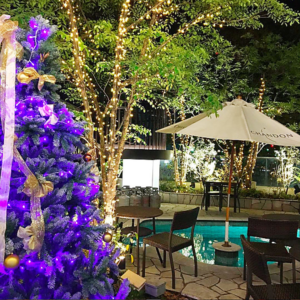 都会の喧騒を忘れさせてくれるカフェ&ラウンジ。リゾート気分を満喫しつつ思い出に残るお食事会を。