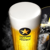 【ビール愛好家の聖地】ここでは徹底した温度管理により、黒ラベルの真価が引き立てられています。注出温度は2～6℃に設定され、クリアなビールがクリーミーな泡と共に楽しめます。料理との相性も抜群で、ビールの持つ魅力を存分に堪能できる環境が整っています。最高の味わいを求める方にとって、まさに理想的な場所です。