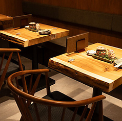 ゆったりとくつろげるテーブル席は、気心の知れたご友人やご家族と賑やかに過ごすのに最適です。16席のご用意があり、会社のご宴会や打ち上げなど、大人数のお食事にも対応しています。肩肘張らないカジュアルな雰囲気のなか、お料理とお酒をゆっくりとご堪能ください。