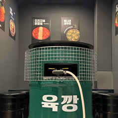 グループでのご利用におすすめの店内奥6名席は、個室感のある空間でワイワイ楽しめる人気のエリア。ご家族、ご友人、職場の小規模なご宴会にも最適です。