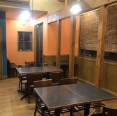 カウンター席とテーブル席があります。団体でのご利用も可能です。