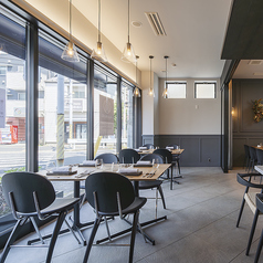 【テーブル席：4名席×2卓】大きな窓に面したテーブル席は、2名様～8名様にてご利用可能です。木々の緑や幕張の街並み、行き交う人々を眺めながら開放的なお席にもカーテンを引くと店内の照明の暖色のひかりが心地よい落ち着く雰囲気もお楽しみいただけます。