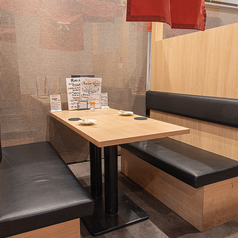 4名様用のテーブルが6卓ございます。半個室となっております。