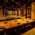 【最大180名様】店舗フロア貸切最大180名様まで収容可能な広大な一体型フロア。音響設備を排した、会話を主役にするカジュアルな大型宴会に最適です。開放感あふれる空間で、部署や世代を超えて肩肘張らずに交流を楽しめる、賑やかな集いを。
