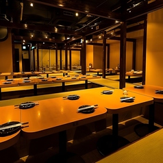 【最大180名様】店舗フロア貸切最大180名様まで収容可能な広大な一体型フロア。音響設備を排した、会話を主役にするカジュアルな大型宴会に最適です。開放感あふれる空間で、部署や世代を超えて肩肘張らずに交流を楽しめる、賑やかな集いを。