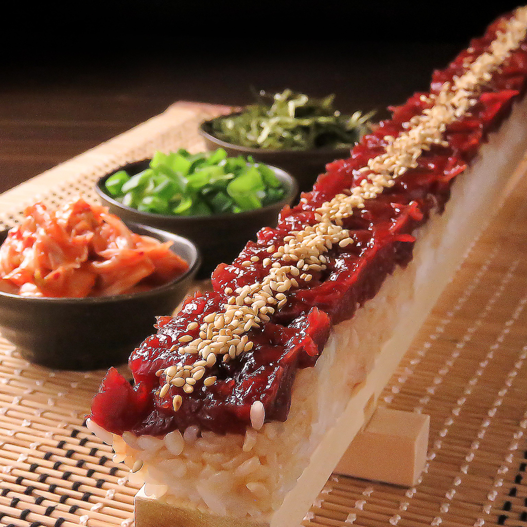【和桜の名物 ユッケ寿司】ご飯の上に贅沢にびっしりとユッケが♪当店自慢の特製ダレと一緒にどうぞ