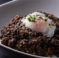 【〆はコレ】スパイス香る最強の黒いキーマカレーに半熟玉子を絡めて食べる至福の一皿！の写真