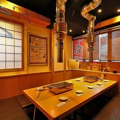 【掘りごたつ個室/10名様まで】脚を伸ばして過ごせる★和風でほっこり落ち着く場所。10名様までお過ごしいただける掘りごたつ個室。気の合う仲間だけの飲み会や、ちょっとした宴会にぴったりです。清潔感ばっちりの空間は、幹事様のセンスが褒められること間違いなし。人気のお席につき、早めのご予約がおすすめです。