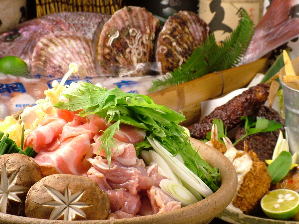 もちろん素材は絶品素材ばかり!海鮮、お肉、お野菜たっぷり!!年末飲み会お鍋で決まり～！！
