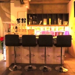 カウンター席は洗練されたおしゃれな空間で特別なひとときを楽しむのにぴったり！落ち着いた照明が◎