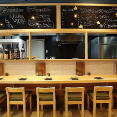 当店のカウンター席は、人気のオープンキッチンを臨む特別な空間です。厚みのある木製カウンターに和風の椅子が情緒たっぷりで、名物のおでん鍋や燗酒が温まる様子を眺めながら、ゆったりとお猪口を傾けることができます。お一人様やデートにもおすすめ!会社帰りの気軽な晩酌にも最適です♪