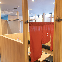 6名様用のテーブルが2卓ございます。半個室となっております。