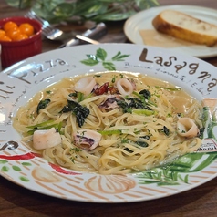 "名物ソース 出汁ペペ使用"魂のほうれん草とヤリイカのお出汁ペペロンチーノ