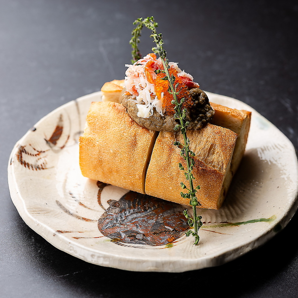 蟹味噌のブルスケッタなど、和洋を問わない多彩な創作料理が自慢