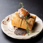 蟹味噌のブルスケッタなど、和洋を問わない多彩な創作料理が自慢