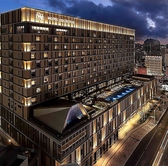 那覇市松尾のホテルコレクティブ内に佇む当店は、洗練された外観が目印です。モノレール「県庁前駅」から徒歩圏内で、アクセスも抜群。都会の喧騒から離れた上質な空間で、本格的な中国料理を心ゆくまでお楽しみいただけます。