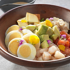 彩り野菜と炭火焼きチキンのコブサラダ