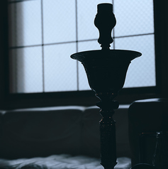 夜には豊富なウイスキーやジン、カクテルを片手に、ゆったりとシーシャを楽しむ大人の時間を。