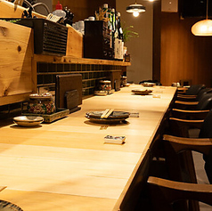 仕事帰りの一杯や大切な人とのデートに最適なのがカウンター席です。職人の技を間近で見たり、会話を楽しんだりすることができます。お一人様でも気兼ねなくご利用ください。全部で11席ご用意しており、心ゆくまでお料理とお酒を堪能したい方におすすめです。