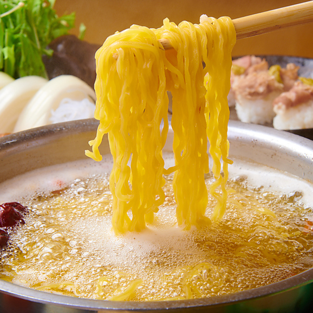 コースの〆にはラーメンでスープを最後の一滴までご堪能いただけます♪具材の旨みが溶けだして美味！
