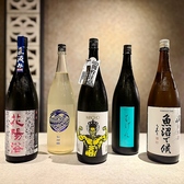 【全国のプレミアム銘酒をご用意】全国各地から厳選した希少な日本酒を多数取り揃えております。こだわりの和食出汁で味わう鴨料理や新鮮な海鮮とのペアリングはまさに絶品。日本酒好きの方にも必ずご満足いただけるラインナップです。