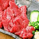 郷土料理の桜肉(馬肉)は甘みが多くクセも全くない!!数量限定で馬肉のレバ刺しも美味!!